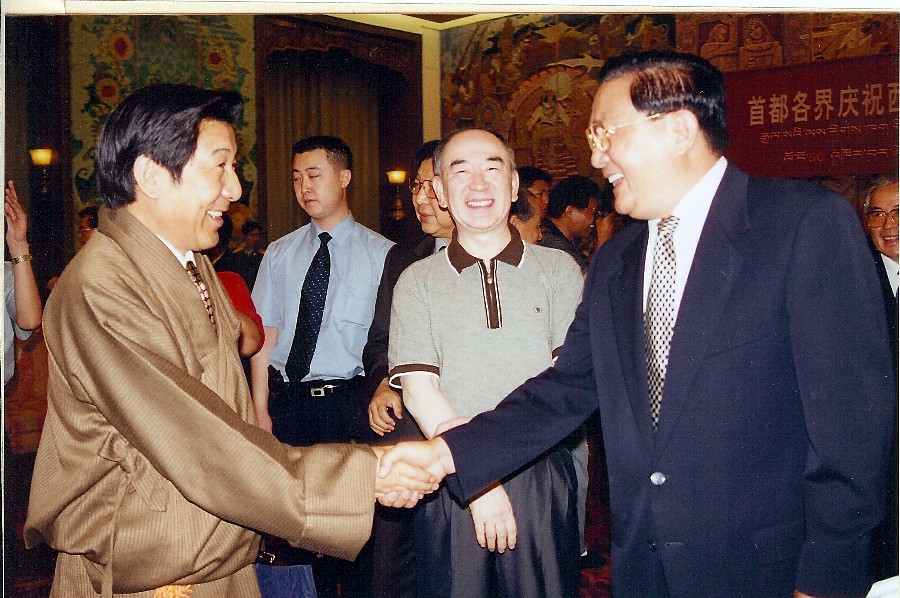 06 2001年5月23日中央政治局委員、中央書(shū)記處書(shū)記、國(guó)務(wù)委員羅干接見(jiàn)陳虹書(shū)記、拉巴平措總干事~1.jpg