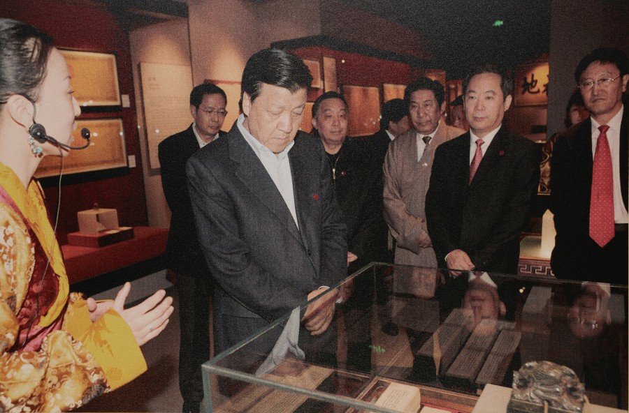 01 2010年3月28日中央政治局委員、中央書(shū)記處書(shū)記、中央宣傳部部長(zhǎng)劉云山參觀西藏文化博物館~1.jpg