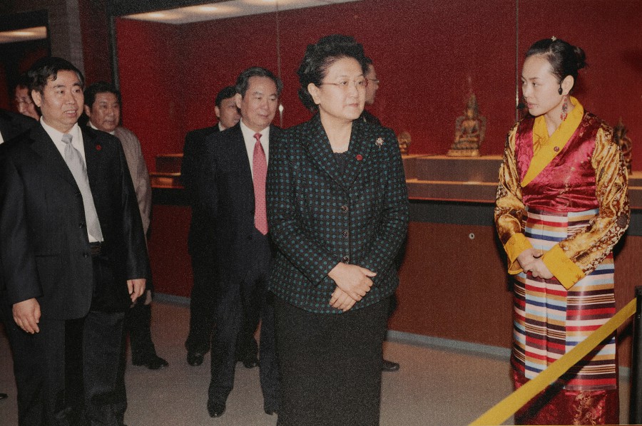 04 2010年3月28日中央政治局委員、國(guó)務(wù)委員劉延?xùn)|參觀西藏文化博物館~1.jpg